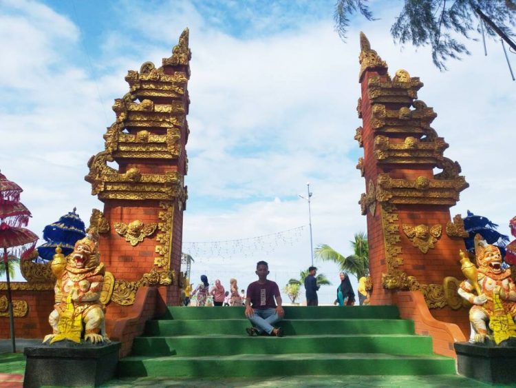 Dekorasi khas Bali, seperti gapura yang mirip dengan bangunan candi atau pura. Foto via Google Map Izzy Sinurat, Informasi Umum, Daya tarik wisata, Harga tiket masuk Pantai Bali Lestari, Letak wisata Pantai Bali Lestari, Aktivitas Seru di Pantai Pantai Bali Lestari, Spot Foto Instagramable, Menikmati Keindahan Pantai, Merasakan Suasana Bali di Sumatra Utara