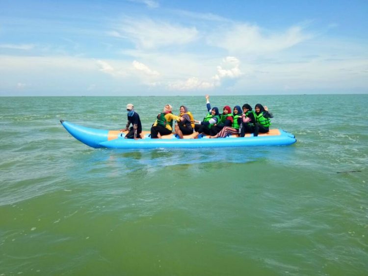 Mencoba wahana banana boat bersama teman atau keluarga. Foto via Google Maps Rini Siregar, Informasi Umum, Daya tarik wisata, Harga tiket masuk Pantai Bali Lestari, Letak wisata Pantai Bali Lestari, Aktivitas Seru di Pantai Pantai Bali Lestari, Spot Foto Instagramable, Menikmati Keindahan Pantai, Merasakan Suasana Bali di Sumatra Utara