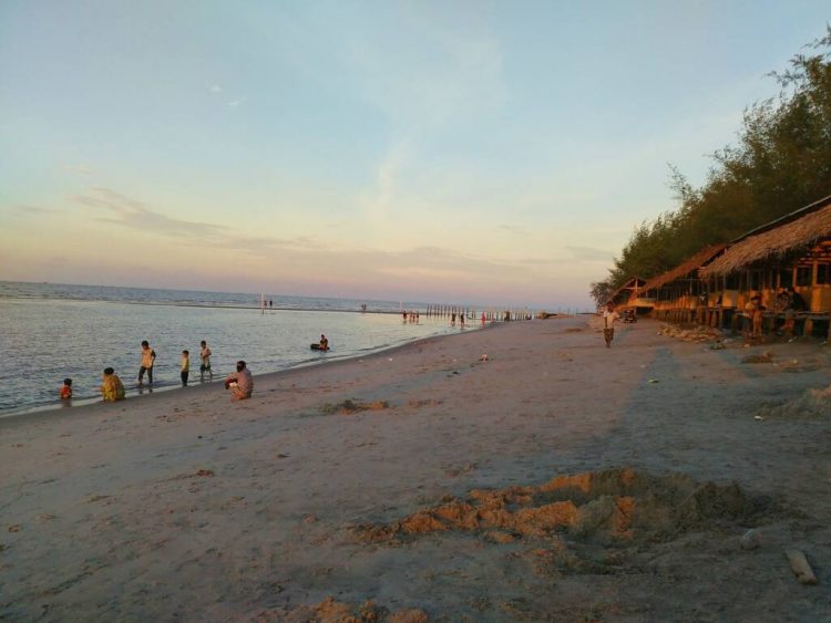 Menikmati suasana sore sambil bermain air atau duduk di pondokan kecil di tepi pantai. Foto via Google Map Zulfykar Hafni, Informasi Umum, Daya tarik wisata, Harga tiket masuk Pantai Bali Lestari, Letak wisata Pantai Bali Lestari, Aktivitas Seru di Pantai Pantai Bali Lestari, Spot Foto Instagramable, Menikmati Keindahan Pantai, Merasakan Suasana Bali di Sumatra Utara