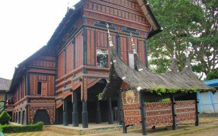 Rumah Adat Baanjuang Puti Bungsu Bukittinggi