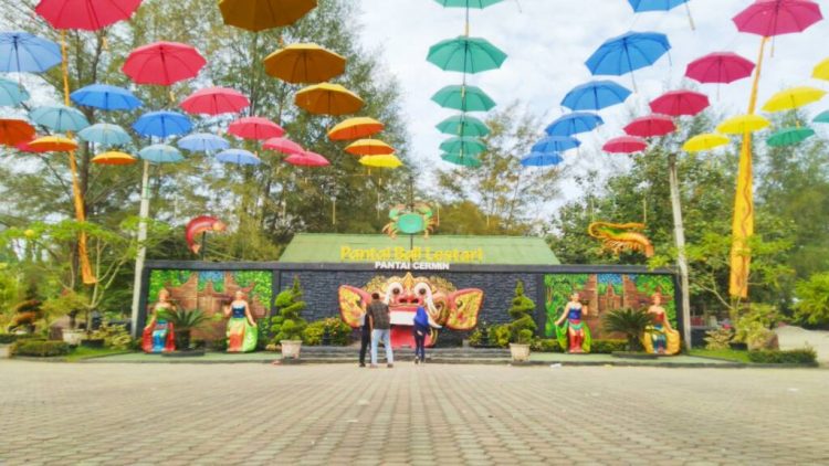 Spot Foto area payung warna-warni dan di depan landmark pantai. Foto via Google Maps Budi Santoso, Informasi Umum, Daya tarik wisata, Harga tiket masuk Pantai Bali Lestari, Letak wisata Pantai Bali Lestari, Aktivitas Seru di Pantai Pantai Bali Lestari, Spot Foto Instagramable, Menikmati Keindahan Pantai, Merasakan Suasana Bali di Sumatra Utara