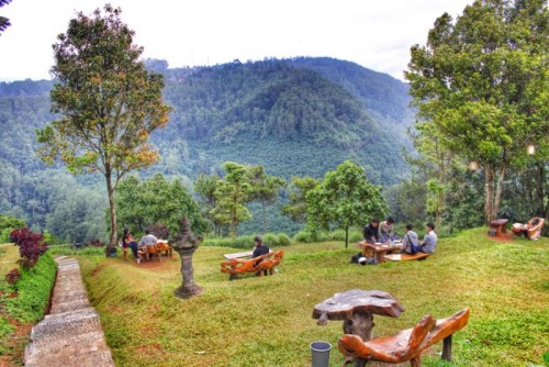 CAFÉ D’PAKAR, 1. Lereng Anteng Panoramic Coffee, 2. Lawangwangi Creative Space, 3. Imah Kopi, 4. Twig Cafe, 5. Kidang Nyaring, 6. Tafso Barn, 7. Pines Cafe (The Maribaya Lodge), 8. The Peak Resort Dining, 9. Backyard Resto, 10. Cafe D’Pakar, 11. Sapu Lidi Resto, 12. Maja House, 13. Cafe Burangrang, 14. Burgundy Dine, 15. The Stone Cafe, 16. Natural Resto And Strawberry Land, 17. Ikan Balap Resto, 18. Gubug Makan Mang Engking, 19. Black Khozie Coffee and Cafe, 20. Congo Gallery and Cafe, 21. Day n Nite, 22. Genesis Coffee, 23. Brew Coffee Farmhouse, 24. Maka Galery (Tutup), 25. Dago Bakery Punclut