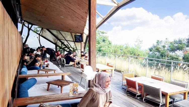 Maja House, 1. Lereng Anteng Panoramic Coffee, 2. Lawangwangi Creative Space, 3. Imah Kopi, 4. Twig Cafe, 5. Kidang Nyaring, 6. Tafso Barn, 7. Pines Cafe (The Maribaya Lodge), 8. The Peak Resort Dining, 9. Backyard Resto, 10. Cafe D’Pakar, 11. Sapu Lidi Resto, 12. Maja House, 13. Cafe Burangrang, 14. Burgundy Dine, 15. The Stone Cafe, 16. Natural Resto And Strawberry Land, 17. Ikan Balap Resto, 18. Gubug Makan Mang Engking, 19. Black Khozie Coffee and Cafe, 20. Congo Gallery and Cafe, 21. Day n Nite, 22. Genesis Coffee, 23. Brew Coffee Farmhouse, 24. Maka Galery (Tutup), 25. Dago Bakery Punclut