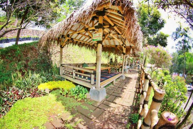 Natural Resto and Strawberry Land - tempat makan di Lembang, 1. Gubug Makan Mang Engking, 2. Restoran Burgundy, 3. Warung Bu Eha, 4. Imah Seniman, 5. Warung Misbar, 6. Kampung Daun, 7. Cafe Burangrang, 8. Dapur Lembang, 9. Natural Resto and Strawberry Land, 10. Ikan Balap Resto, 11. Sapu Lidi, 12. Saung Pengkolan, 13. Rumah Makan Mandarin Lembang , 14. Rumah Makan Ayam Betutu, 15. d’SDL alias d’Seuhah Da Lada, 16. Sindang Reret, 17. The Peak