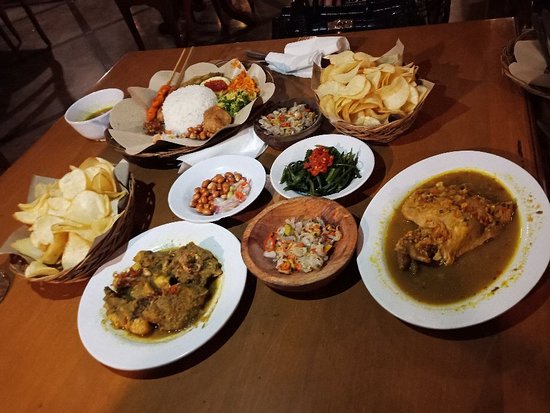 Rumah Makan Ayam Betutu - 17 Resto di Lembang Bandung Paling Rekomended & Populer!, 1. Gubug Makan Mang Engking, 2. Restoran Burgundy, 3. Warung Bu Eha, 4. Imah Seniman, 5. Warung Misbar, 6. Kampung Daun, 7. Cafe Burangrang, 8. Dapur Lembang, 9. Natural Resto and Strawberry Land, 10. Ikan Balap Resto, 11. Sapu Lidi, 12. Saung Pengkolan, 13. Rumah Makan Mandarin Lembang , 14. Rumah Makan Ayam Betutu, 15. d’SDL alias d’Seuhah Da Lada, 16. Sindang Reret, 17. The Peak