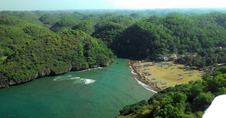 teluk sungai pantai baron (okezone.com), Liburan Seru ke Pantai Baron, Lokasi Pantai Baron Gunungkidul, Akses Wisata Menuju Baron Beach, Harga Tiket Masuk Pantai Baron, Akomodasi, Keindahan Pantai, Aktivitas Seru Lain di Pantai Baron, Spot Menarik di Pantai Baron, Tips Saat Mengunjungi Baron Beach