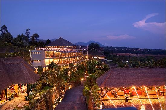 1. Skyline Best View Resto, 2. Atmosphere Resort Cafe, 3. Armor Kopi, 4. Miss Bee Prividore, 5. Café D’Pakar, 6. Sapu Lidi Lembang, 7. Congo Café and Galery, 8. Gubug Mang Engking, 9. Maxi’s Resto, 10. Cocorico Fantasy Garden & Shinmen Japanese Resto, 11. The Valley Bistro, 12. The Stone Cafe, 13. Liwet Asep Stroberi, 14. Sierra Café and Lounge, 15. Lisung Resto, 16. Rumah Miring, 17. Mendulang Lembang Resort & Resto, 18. Dusun Bambu, 19. Orofi Cafe, 20. The Peak Resort Dining, 21. The Restaurant at Padma Hotel, 22. Belle Vue French and Italian Bistro, 23. The 18th Restaurant and Lounge, 24. Grandia Resto Cafe & Pastry , 25. Maja House