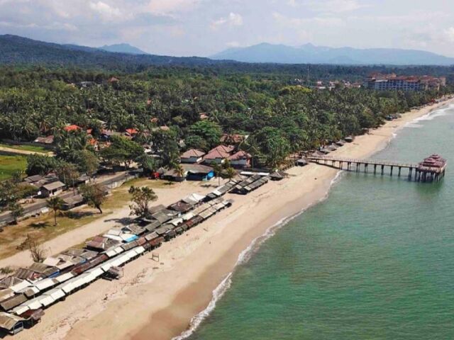 Garis Pantai Sambolo Anyer yang panjang dengan pasir putih Foto via Instagram.com @jawapos, Informasi Umum, Akses Lokasi Menuju Pantai Sambolo Banten, Fasilitas yang Ada di Pantai Sambolo Banten, Menikmati Keindahan Pantai Sambolo, Harga Tiket Masuk Pantai Sambolo Banten, Keunggulan Wisata di Pantai Sambolo, Aktivitas Seru di Pantai Sambolo