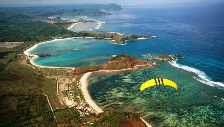 Kegiatan Menantang Paralayang, Pantai Kute Beach Lombok Tengah, Pesona Alam Wisata Pantai Kuta Mandalika, Fasilitas Pantai Kuta Mandalika, Letak Pantai Kuta Lombok, Akses Menuju Wisata Pantai Kuta Lombok, Tips Liburan, Informasi Umum