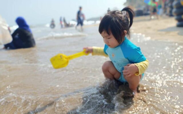 Main Pasir dengan Membangun istana pasir via Instagram @viaerwin_rasyaputri, Informasi Umum, Akses Lokasi Menuju Pantai Sambolo Banten, Fasilitas yang Ada di Pantai Sambolo Banten, Menikmati Keindahan Pantai Sambolo, Harga Tiket Masuk Pantai Sambolo Banten, Keunggulan Wisata di Pantai Sambolo, Aktivitas Seru di Pantai Sambolo