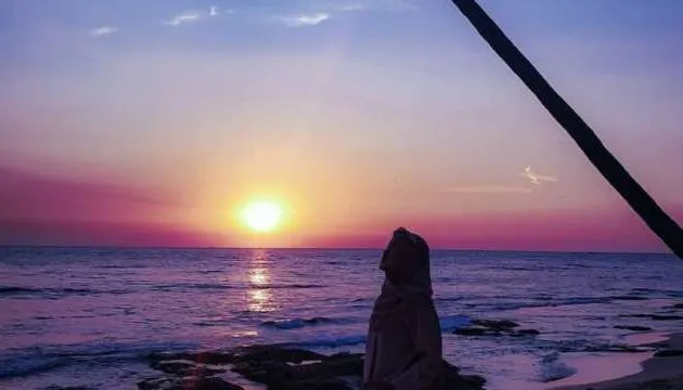 Momen Sunset di Pantai Sambolo via Instagram.com @nurkamilah_, Informasi Umum, Akses Lokasi Menuju Pantai Sambolo Banten, Fasilitas yang Ada di Pantai Sambolo Banten, Menikmati Keindahan Pantai Sambolo, Harga Tiket Masuk Pantai Sambolo Banten, Keunggulan Wisata di Pantai Sambolo, Aktivitas Seru di Pantai Sambolo