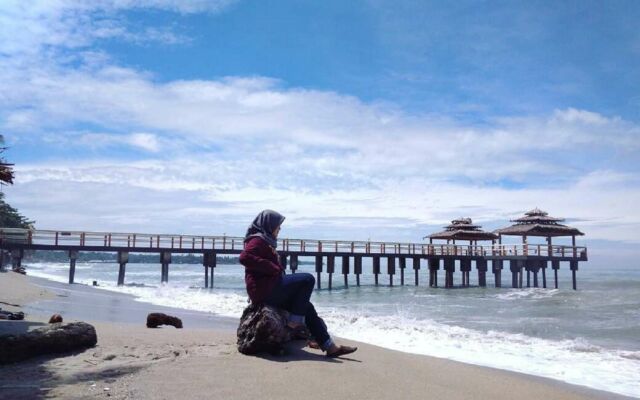 Spot Foto Berupa Jembatan di Pantai Sambolo via Instagram.com @anandawulann, Informasi Umum, Akses Lokasi Menuju Pantai Sambolo Banten, Fasilitas yang Ada di Pantai Sambolo Banten, Menikmati Keindahan Pantai Sambolo, Harga Tiket Masuk Pantai Sambolo Banten, Keunggulan Wisata di Pantai Sambolo, Aktivitas Seru di Pantai Sambolo