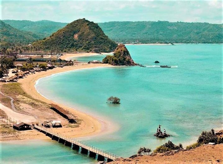 View Menakjubkan dari Ketinggian, Pantai Kute Beach Lombok Tengah, Pesona Alam Wisata Pantai Kuta Mandalika, Fasilitas Pantai Kuta Mandalika, Letak Pantai Kuta Lombok, Akses Menuju Wisata Pantai Kuta Lombok, Tips Liburan, Informasi Umum