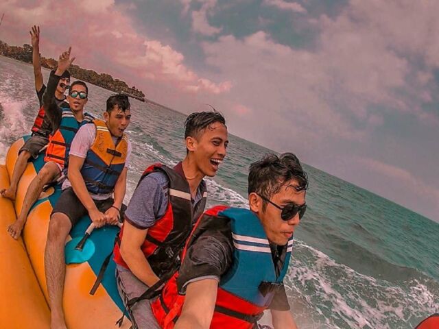 Wahana Olahraga Air via Instagram.com @randy_dinata_ramadhan, Informasi Umum, Akses Lokasi Menuju Pantai Sambolo Banten, Fasilitas yang Ada di Pantai Sambolo Banten, Menikmati Keindahan Pantai Sambolo, Harga Tiket Masuk Pantai Sambolo Banten, Keunggulan Wisata di Pantai Sambolo, Aktivitas Seru di Pantai Sambolo