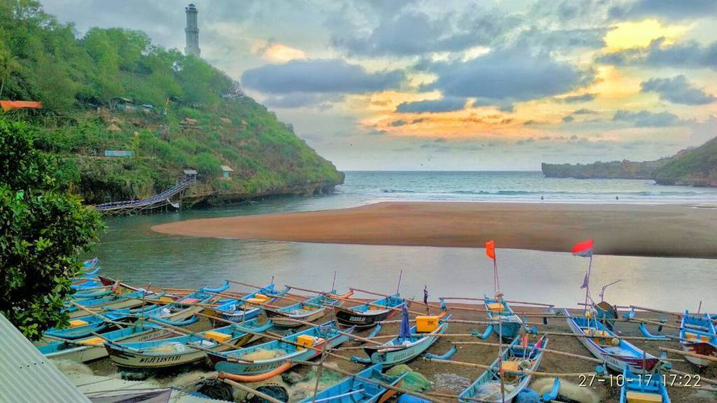 wisata kuliner makanan pantai baron (kratonpedia.com), Liburan Seru ke Pantai Baron, Lokasi Pantai Baron Gunungkidul, Akses Wisata Menuju Baron Beach, Harga Tiket Masuk Pantai Baron, Akomodasi, Keindahan Pantai, Aktivitas Seru Lain di Pantai Baron, Spot Menarik di Pantai Baron, Tips Saat Mengunjungi Baron Beach