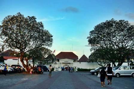 Benteng Vredeburg, Sejarah Jalan Malioboro Jogja, Objek Wisata Malioboro Jogja, Suasana Wisata Malioboro Jogja, Akses Di Malioboro, Fasilitas Di Malioboro, Kuliner di Malioboro Jogja, Tempat Wisata di Sekitar Malioboro Jogja, Peta Rute ke Malioboro Jogja