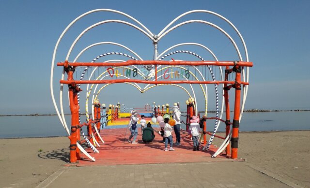 Berpose di Dermaga Cinta Pantai Akkarena via Google Maps @Jusbaniar Nayer, Informasi Umum, Lokasi Pantai Akkarena, Pesona Alam Pantai Akkarena Di Makassar, Harga Tiket Masuk Pantai Akkarena, Fasilitas Permainan di Pantai Akkarena, Keindahan Pantai Akkarena Malam Hari, Jam Operasional, Aktivitas Seru