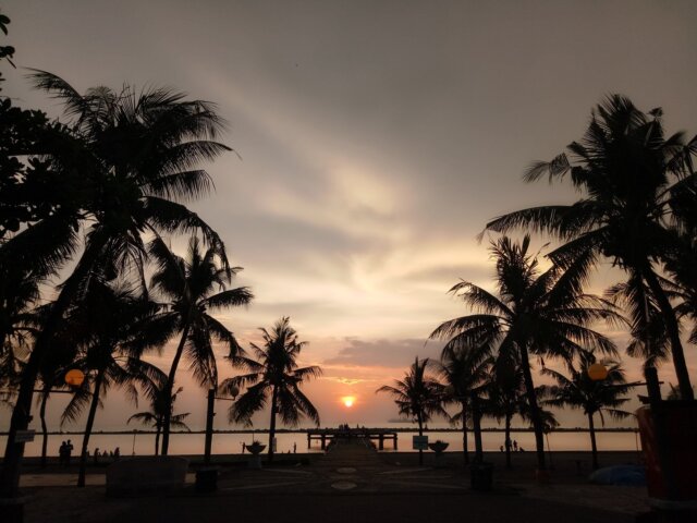 Golden Sunset di Pantai Akkarena via Google Maps @Djun Heskiel Tulak, Informasi Umum, Lokasi Pantai Akkarena, Pesona Alam Pantai Akkarena Di Makassar, Harga Tiket Masuk Pantai Akkarena, Fasilitas Permainan di Pantai Akkarena, Keindahan Pantai Akkarena Malam Hari, Jam Operasional, Aktivitas Seru
