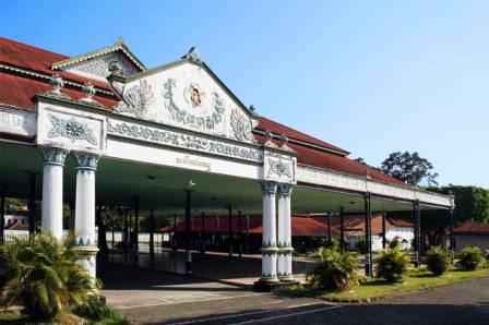 Keraton Yogyakarta, Sejarah Jalan Malioboro Jogja, Objek Wisata Malioboro Jogja, Suasana Wisata Malioboro Jogja, Akses Di Malioboro, Fasilitas Di Malioboro, Kuliner di Malioboro Jogja, Tempat Wisata di Sekitar Malioboro Jogja, Peta Rute ke Malioboro Jogja