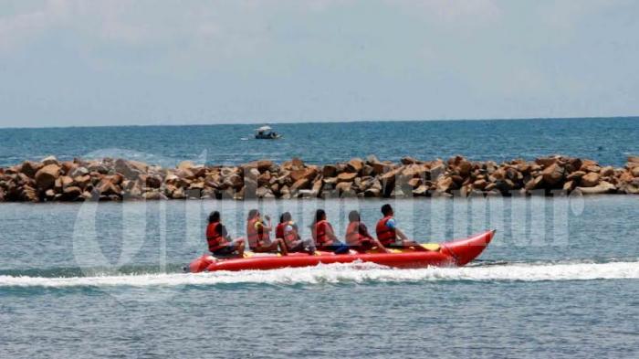 Banana Boat di Pantai Akkarena, Informasi Umum, Lokasi Pantai Akkarena, Pesona Alam Pantai Akkarena Di Makassar, Harga Tiket Masuk Pantai Akkarena, Fasilitas Permainan di Pantai Akkarena, Keindahan Pantai Akkarena Malam Hari, Jam Operasional, Aktivitas Seru
