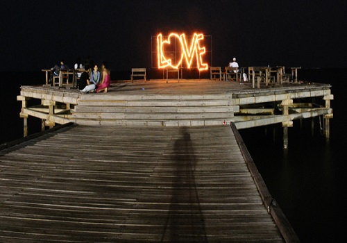 Suasana Romantis di Pantai Akkarena Malam Hari, Informasi Umum, Lokasi Pantai Akkarena, Pesona Alam Pantai Akkarena Di Makassar, Harga Tiket Masuk Pantai Akkarena, Fasilitas Permainan di Pantai Akkarena, Keindahan Pantai Akkarena Malam Hari, Jam Operasional, Aktivitas Seru