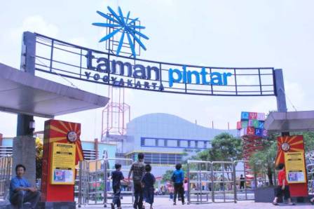Taman Pintar, Sejarah Jalan Malioboro Jogja, Objek Wisata Malioboro Jogja, Suasana Wisata Malioboro Jogja, Akses Di Malioboro, Fasilitas Di Malioboro, Kuliner di Malioboro Jogja, Tempat Wisata di Sekitar Malioboro Jogja, Peta Rute ke Malioboro Jogja