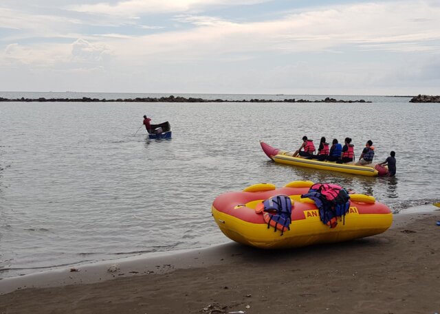 Wahana Banana Boat di Pantai Akkarena via Google Maps Rezki Ylianto, Informasi Umum, Lokasi Pantai Akkarena, Pesona Alam Pantai Akkarena Di Makassar, Harga Tiket Masuk Pantai Akkarena, Fasilitas Permainan di Pantai Akkarena, Keindahan Pantai Akkarena Malam Hari, Jam Operasional, Aktivitas Seru