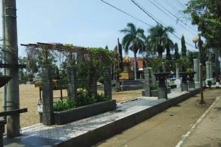 Alun-Alun Kroya, 1. Wisata Hutan Payau (Mangrove), 2. Kampung Laut Cilacap, 3. Benteng Pendhem Cilacap, 4. Benteng Karang Bolong, 5. Gunung Srandil Cilacap, 6. Gunung Selok, 7. Pantai Jetis, 8. Pantai Teluk Penyu, 9. Pantai Permisan Cilacap, 10. Pantai Kalipat, 11. Pantai Kali Kencana, 12. Pantai Karang Pandan, 13. Pantai Widara Payung, 14. Waduk Kubang Kangkung, 15. Curug Cimandaway, 16. Hutan Pinus Karanggedang, 17. Desa Matenggeng, 18. Masjid Batu Taman Hati, 19. Alun-Alun Majenang, 20. Pura Mandara Giri Gunung Selok, 21. Air Terjun Citepus, 22. Banyu Pratama, 23. Waterpark Tirta Mas, 24. Alun-Alun Kroya, 25. Museum Susilo Soedarman, 26. Pantai Srandil, 27. Bumi Perkemahan Jambusari, 28. Pemandian Air Panas Cipari, 29. Pantai Ketapang Indah, 31. Pantai Sodong, 32. Pantai Cemara Sewu, 33. Curug Mandala, 34. Pantai Pasir Putih, 35. Pantai Singkil Karang Pakis, 36. Pantai Ranca Babakan