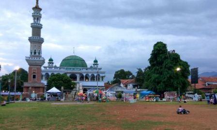 Alun-Alun Majenang, 1. Wisata Hutan Payau (Mangrove), 2. Kampung Laut Cilacap, 3. Benteng Pendhem Cilacap, 4. Benteng Karang Bolong, 5. Gunung Srandil Cilacap, 6. Gunung Selok, 7. Pantai Jetis, 8. Pantai Teluk Penyu, 9. Pantai Permisan Cilacap, 10. Pantai Kalipat, 11. Pantai Kali Kencana, 12. Pantai Karang Pandan, 13. Pantai Widara Payung, 14. Waduk Kubang Kangkung, 15. Curug Cimandaway, 16. Hutan Pinus Karanggedang, 17. Desa Matenggeng, 18. Masjid Batu Taman Hati, 19. Alun-Alun Majenang, 20. Pura Mandara Giri Gunung Selok, 21. Air Terjun Citepus, 22. Banyu Pratama, 23. Waterpark Tirta Mas, 24. Alun-Alun Kroya, 25. Museum Susilo Soedarman, 26. Pantai Srandil, 27. Bumi Perkemahan Jambusari, 28. Pemandian Air Panas Cipari, 29. Pantai Ketapang Indah, 31. Pantai Sodong, 32. Pantai Cemara Sewu, 33. Curug Mandala, 34. Pantai Pasir Putih, 35. Pantai Singkil Karang Pakis, 36. Pantai Ranca Babakan