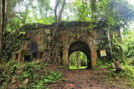 Benteng Karang Bolong, 1. Wisata Hutan Payau (Mangrove), 2. Kampung Laut Cilacap, 3. Benteng Pendhem Cilacap, 4. Benteng Karang Bolong, 5. Gunung Srandil Cilacap, 6. Gunung Selok, 7. Pantai Jetis, 8. Pantai Teluk Penyu, 9. Pantai Permisan Cilacap, 10. Pantai Kalipat, 11. Pantai Kali Kencana, 12. Pantai Karang Pandan, 13. Pantai Widara Payung, 14. Waduk Kubang Kangkung, 15. Curug Cimandaway, 16. Hutan Pinus Karanggedang, 17. Desa Matenggeng, 18. Masjid Batu Taman Hati, 19. Alun-Alun Majenang, 20. Pura Mandara Giri Gunung Selok, 21. Air Terjun Citepus, 22. Banyu Pratama, 23. Waterpark Tirta Mas, 24. Alun-Alun Kroya, 25. Museum Susilo Soedarman, 26. Pantai Srandil, 27. Bumi Perkemahan Jambusari, 28. Pemandian Air Panas Cipari, 29. Pantai Ketapang Indah, 31. Pantai Sodong, 32. Pantai Cemara Sewu, 33. Curug Mandala, 34. Pantai Pasir Putih, 35. Pantai Singkil Karang Pakis, 36. Pantai Ranca Babakan
