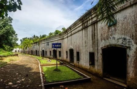 Benteng Pendhem Cilacap, 1. Wisata Hutan Payau (Mangrove), 2. Kampung Laut Cilacap, 3. Benteng Pendhem Cilacap, 4. Benteng Karang Bolong, 5. Gunung Srandil Cilacap, 6. Gunung Selok, 7. Pantai Jetis, 8. Pantai Teluk Penyu, 9. Pantai Permisan Cilacap, 10. Pantai Kalipat, 11. Pantai Kali Kencana, 12. Pantai Karang Pandan, 13. Pantai Widara Payung, 14. Waduk Kubang Kangkung, 15. Curug Cimandaway, 16. Hutan Pinus Karanggedang, 17. Desa Matenggeng, 18. Masjid Batu Taman Hati, 19. Alun-Alun Majenang, 20. Pura Mandara Giri Gunung Selok, 21. Air Terjun Citepus, 22. Banyu Pratama, 23. Waterpark Tirta Mas, 24. Alun-Alun Kroya, 25. Museum Susilo Soedarman, 26. Pantai Srandil, 27. Bumi Perkemahan Jambusari, 28. Pemandian Air Panas Cipari, 29. Pantai Ketapang Indah, 31. Pantai Sodong, 32. Pantai Cemara Sewu, 33. Curug Mandala, 34. Pantai Pasir Putih, 35. Pantai Singkil Karang Pakis, 36. Pantai Ranca Babakan