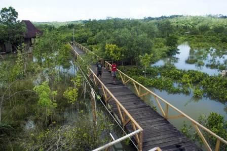 Kampung Laut Cilacap, 1. Wisata Hutan Payau (Mangrove), 2. Kampung Laut Cilacap, 3. Benteng Pendhem Cilacap, 4. Benteng Karang Bolong, 5. Gunung Srandil Cilacap, 6. Gunung Selok, 7. Pantai Jetis, 8. Pantai Teluk Penyu, 9. Pantai Permisan Cilacap, 10. Pantai Kalipat, 11. Pantai Kali Kencana, 12. Pantai Karang Pandan, 13. Pantai Widara Payung, 14. Waduk Kubang Kangkung, 15. Curug Cimandaway, 16. Hutan Pinus Karanggedang, 17. Desa Matenggeng, 18. Masjid Batu Taman Hati, 19. Alun-Alun Majenang, 20. Pura Mandara Giri Gunung Selok, 21. Air Terjun Citepus, 22. Banyu Pratama, 23. Waterpark Tirta Mas, 24. Alun-Alun Kroya, 25. Museum Susilo Soedarman, 26. Pantai Srandil, 27. Bumi Perkemahan Jambusari, 28. Pemandian Air Panas Cipari, 29. Pantai Ketapang Indah, 31. Pantai Sodong, 32. Pantai Cemara Sewu, 33. Curug Mandala, 34. Pantai Pasir Putih, 35. Pantai Singkil Karang Pakis, 36. Pantai Ranca Babakan