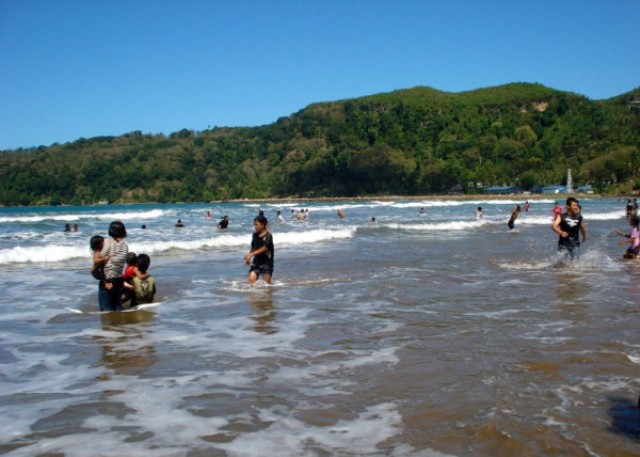 Mandi di Pantai Teleng Ria Pacitan, Selayang Pandang Tentang Pantai Teleng Ria, Lokasi Pantai Teleng Ria Pacitan, Rute Perjalanan ke Pantai Teleng Ria Pacitan, Kegiatan Menarik di Objek Wisata Pantai Teleng Ria Pacitan, Kuliner di Sekitar Pantai