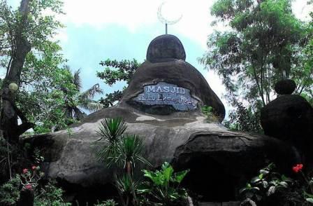 Masjid Batu Taman Hati, 1. Wisata Hutan Payau (Mangrove), 2. Kampung Laut Cilacap, 3. Benteng Pendhem Cilacap, 4. Benteng Karang Bolong, 5. Gunung Srandil Cilacap, 6. Gunung Selok, 7. Pantai Jetis, 8. Pantai Teluk Penyu, 9. Pantai Permisan Cilacap, 10. Pantai Kalipat, 11. Pantai Kali Kencana, 12. Pantai Karang Pandan, 13. Pantai Widara Payung, 14. Waduk Kubang Kangkung, 15. Curug Cimandaway, 16. Hutan Pinus Karanggedang, 17. Desa Matenggeng, 18. Masjid Batu Taman Hati, 19. Alun-Alun Majenang, 20. Pura Mandara Giri Gunung Selok, 21. Air Terjun Citepus, 22. Banyu Pratama, 23. Waterpark Tirta Mas, 24. Alun-Alun Kroya, 25. Museum Susilo Soedarman, 26. Pantai Srandil, 27. Bumi Perkemahan Jambusari, 28. Pemandian Air Panas Cipari, 29. Pantai Ketapang Indah, 31. Pantai Sodong, 32. Pantai Cemara Sewu, 33. Curug Mandala, 34. Pantai Pasir Putih, 35. Pantai Singkil Karang Pakis, 36. Pantai Ranca Babakan