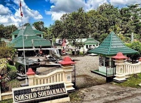 Museum Susilo Soedarman, 1. Wisata Hutan Payau (Mangrove), 2. Kampung Laut Cilacap, 3. Benteng Pendhem Cilacap, 4. Benteng Karang Bolong, 5. Gunung Srandil Cilacap, 6. Gunung Selok, 7. Pantai Jetis, 8. Pantai Teluk Penyu, 9. Pantai Permisan Cilacap, 10. Pantai Kalipat, 11. Pantai Kali Kencana, 12. Pantai Karang Pandan, 13. Pantai Widara Payung, 14. Waduk Kubang Kangkung, 15. Curug Cimandaway, 16. Hutan Pinus Karanggedang, 17. Desa Matenggeng, 18. Masjid Batu Taman Hati, 19. Alun-Alun Majenang, 20. Pura Mandara Giri Gunung Selok, 21. Air Terjun Citepus, 22. Banyu Pratama, 23. Waterpark Tirta Mas, 24. Alun-Alun Kroya, 25. Museum Susilo Soedarman, 26. Pantai Srandil, 27. Bumi Perkemahan Jambusari, 28. Pemandian Air Panas Cipari, 29. Pantai Ketapang Indah, 31. Pantai Sodong, 32. Pantai Cemara Sewu, 33. Curug Mandala, 34. Pantai Pasir Putih, 35. Pantai Singkil Karang Pakis, 36. Pantai Ranca Babakan