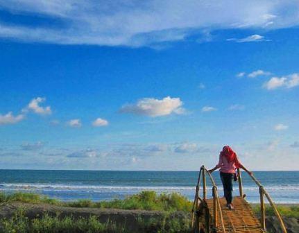 Pantai Cemara Sewu, 1. Wisata Hutan Payau (Mangrove), 2. Kampung Laut Cilacap, 3. Benteng Pendhem Cilacap, 4. Benteng Karang Bolong, 5. Gunung Srandil Cilacap, 6. Gunung Selok, 7. Pantai Jetis, 8. Pantai Teluk Penyu, 9. Pantai Permisan Cilacap, 10. Pantai Kalipat, 11. Pantai Kali Kencana, 12. Pantai Karang Pandan, 13. Pantai Widara Payung, 14. Waduk Kubang Kangkung, 15. Curug Cimandaway, 16. Hutan Pinus Karanggedang, 17. Desa Matenggeng, 18. Masjid Batu Taman Hati, 19. Alun-Alun Majenang, 20. Pura Mandara Giri Gunung Selok, 21. Air Terjun Citepus, 22. Banyu Pratama, 23. Waterpark Tirta Mas, 24. Alun-Alun Kroya, 25. Museum Susilo Soedarman, 26. Pantai Srandil, 27. Bumi Perkemahan Jambusari, 28. Pemandian Air Panas Cipari, 29. Pantai Ketapang Indah, 31. Pantai Sodong, 32. Pantai Cemara Sewu, 33. Curug Mandala, 34. Pantai Pasir Putih, 35. Pantai Singkil Karang Pakis, 36. Pantai Ranca Babakan