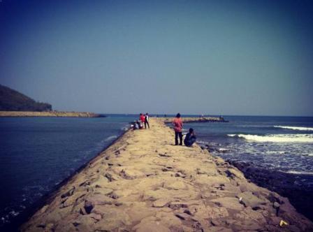 Pantai Jetis, 1. Wisata Hutan Payau (Mangrove), 2. Kampung Laut Cilacap, 3. Benteng Pendhem Cilacap, 4. Benteng Karang Bolong, 5. Gunung Srandil Cilacap, 6. Gunung Selok, 7. Pantai Jetis, 8. Pantai Teluk Penyu, 9. Pantai Permisan Cilacap, 10. Pantai Kalipat, 11. Pantai Kali Kencana, 12. Pantai Karang Pandan, 13. Pantai Widara Payung, 14. Waduk Kubang Kangkung, 15. Curug Cimandaway, 16. Hutan Pinus Karanggedang, 17. Desa Matenggeng, 18. Masjid Batu Taman Hati, 19. Alun-Alun Majenang, 20. Pura Mandara Giri Gunung Selok, 21. Air Terjun Citepus, 22. Banyu Pratama, 23. Waterpark Tirta Mas, 24. Alun-Alun Kroya, 25. Museum Susilo Soedarman, 26. Pantai Srandil, 27. Bumi Perkemahan Jambusari, 28. Pemandian Air Panas Cipari, 29. Pantai Ketapang Indah, 31. Pantai Sodong, 32. Pantai Cemara Sewu, 33. Curug Mandala, 34. Pantai Pasir Putih, 35. Pantai Singkil Karang Pakis, 36. Pantai Ranca Babakan