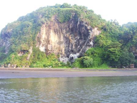 Pantai Srandil, 1. Wisata Hutan Payau (Mangrove), 2. Kampung Laut Cilacap, 3. Benteng Pendhem Cilacap, 4. Benteng Karang Bolong, 5. Gunung Srandil Cilacap, 6. Gunung Selok, 7. Pantai Jetis, 8. Pantai Teluk Penyu, 9. Pantai Permisan Cilacap, 10. Pantai Kalipat, 11. Pantai Kali Kencana, 12. Pantai Karang Pandan, 13. Pantai Widara Payung, 14. Waduk Kubang Kangkung, 15. Curug Cimandaway, 16. Hutan Pinus Karanggedang, 17. Desa Matenggeng, 18. Masjid Batu Taman Hati, 19. Alun-Alun Majenang, 20. Pura Mandara Giri Gunung Selok, 21. Air Terjun Citepus, 22. Banyu Pratama, 23. Waterpark Tirta Mas, 24. Alun-Alun Kroya, 25. Museum Susilo Soedarman, 26. Pantai Srandil, 27. Bumi Perkemahan Jambusari, 28. Pemandian Air Panas Cipari, 29. Pantai Ketapang Indah, 31. Pantai Sodong, 32. Pantai Cemara Sewu, 33. Curug Mandala, 34. Pantai Pasir Putih, 35. Pantai Singkil Karang Pakis, 36. Pantai Ranca Babakan