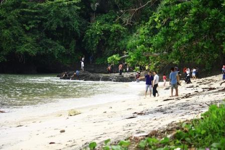 Pantai Pasir Putih, 1. Wisata Hutan Payau (Mangrove), 2. Kampung Laut Cilacap, 3. Benteng Pendhem Cilacap, 4. Benteng Karang Bolong, 5. Gunung Srandil Cilacap, 6. Gunung Selok, 7. Pantai Jetis, 8. Pantai Teluk Penyu, 9. Pantai Permisan Cilacap, 10. Pantai Kalipat, 11. Pantai Kali Kencana, 12. Pantai Karang Pandan, 13. Pantai Widara Payung, 14. Waduk Kubang Kangkung, 15. Curug Cimandaway, 16. Hutan Pinus Karanggedang, 17. Desa Matenggeng, 18. Masjid Batu Taman Hati, 19. Alun-Alun Majenang, 20. Pura Mandara Giri Gunung Selok, 21. Air Terjun Citepus, 22. Banyu Pratama, 23. Waterpark Tirta Mas, 24. Alun-Alun Kroya, 25. Museum Susilo Soedarman, 26. Pantai Srandil, 27. Bumi Perkemahan Jambusari, 28. Pemandian Air Panas Cipari, 29. Pantai Ketapang Indah, 31. Pantai Sodong, 32. Pantai Cemara Sewu, 33. Curug Mandala, 34. Pantai Pasir Putih, 35. Pantai Singkil Karang Pakis, 36. Pantai Ranca Babakan