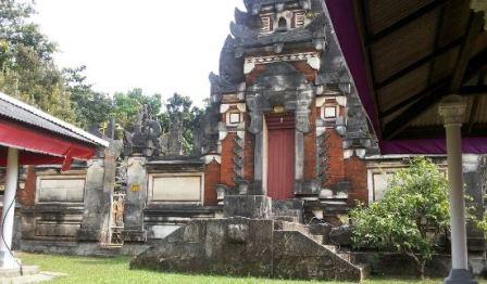 Pura Mandara Giri Gunung Selok, 1. Wisata Hutan Payau (Mangrove), 2. Kampung Laut Cilacap, 3. Benteng Pendhem Cilacap, 4. Benteng Karang Bolong, 5. Gunung Srandil Cilacap, 6. Gunung Selok, 7. Pantai Jetis, 8. Pantai Teluk Penyu, 9. Pantai Permisan Cilacap, 10. Pantai Kalipat, 11. Pantai Kali Kencana, 12. Pantai Karang Pandan, 13. Pantai Widara Payung, 14. Waduk Kubang Kangkung, 15. Curug Cimandaway, 16. Hutan Pinus Karanggedang, 17. Desa Matenggeng, 18. Masjid Batu Taman Hati, 19. Alun-Alun Majenang, 20. Pura Mandara Giri Gunung Selok, 21. Air Terjun Citepus, 22. Banyu Pratama, 23. Waterpark Tirta Mas, 24. Alun-Alun Kroya, 25. Museum Susilo Soedarman, 26. Pantai Srandil, 27. Bumi Perkemahan Jambusari, 28. Pemandian Air Panas Cipari, 29. Pantai Ketapang Indah, 31. Pantai Sodong, 32. Pantai Cemara Sewu, 33. Curug Mandala, 34. Pantai Pasir Putih, 35. Pantai Singkil Karang Pakis, 36. Pantai Ranca Babakan