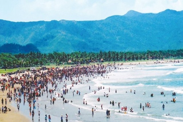 Wisatawan Memadati Pantai Teleng Ria Pacitan, Selayang Pandang Tentang Pantai Teleng Ria, Lokasi Pantai Teleng Ria Pacitan, Rute Perjalanan ke Pantai Teleng Ria Pacitan, Kegiatan Menarik di Objek Wisata Pantai Teleng Ria Pacitan, Kuliner di Sekitar Pantai