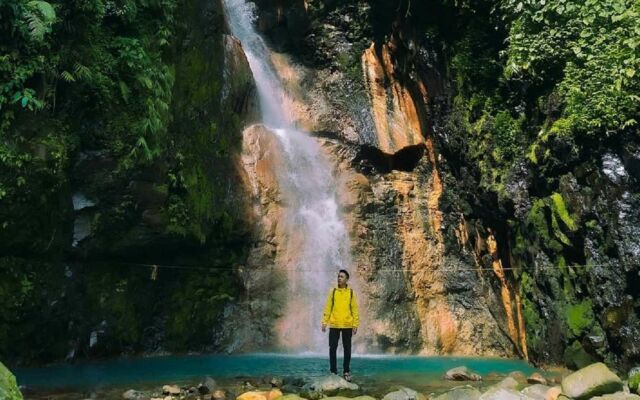 Air terjun kedua di Curug Cigamea memiliki dinding batu berwarna merah bata dengan air yang sama jernihnya via Instagram @dede_ulut, Informasi Umum, Lokasi Curug Cigamea, Rute Menuju Lokasi, Peta Menuju Lokasi Curug Cigamea, Fasilitas, Pesona Keindahan Alam Wisata Curug Cigamea, Harga Tiket Masuk Kawasan Wisata Curug Cigamea, Aktivitas Seru di Curug Cigamea