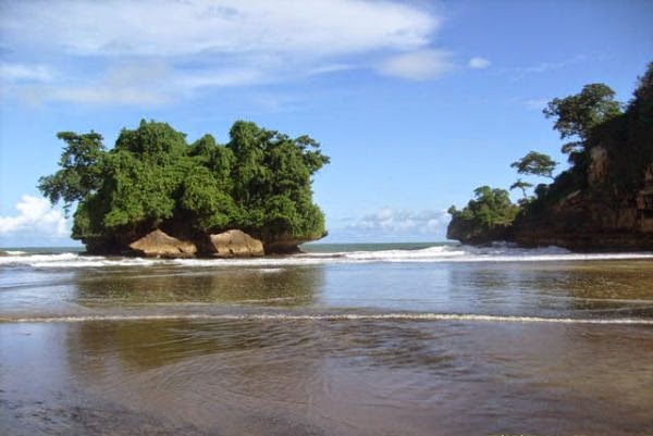 Pantai Pelang Trenggalek, Akses Lokasi Pantai Pelang Trenggalek, Harga Tiket Masuk Pantai Pelang Trenggalek, Keindahan Alam Pantai Pelang Trenggalek , Aktivitas Yang Bisa Dilakukan Di Pantai Pelang