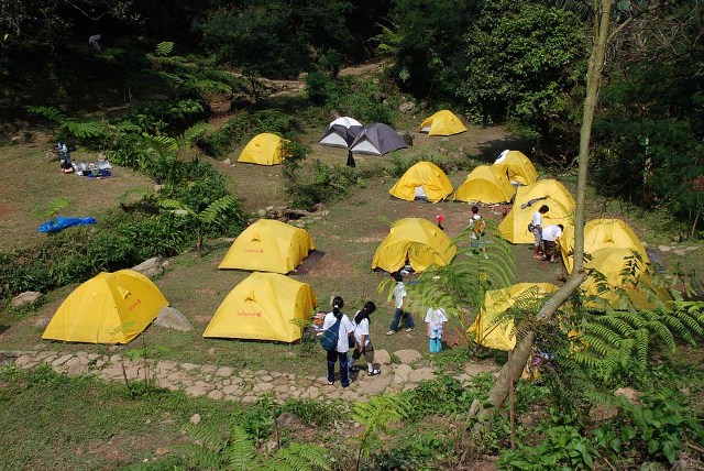 Tenda wisatawan di curug cilember