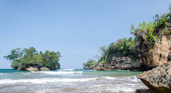 Tebing di Tepi Pantai Pelang, Akses Lokasi Pantai Pelang Trenggalek, Harga Tiket Masuk Pantai Pelang Trenggalek, Keindahan Alam Pantai Pelang Trenggalek , Aktivitas Yang Bisa Dilakukan Di Pantai Pelang