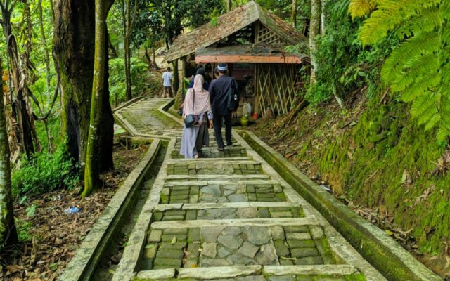Trekking ringan di jalan setapak menuju curug via Google Map @Annas Zukhra, Informasi Umum, Lokasi Curug Cigamea, Rute Menuju Lokasi, Peta Menuju Lokasi Curug Cigamea, Fasilitas, Pesona Keindahan Alam Wisata Curug Cigamea, Harga Tiket Masuk Kawasan Wisata Curug Cigamea, Aktivitas Seru di Curug Cigamea