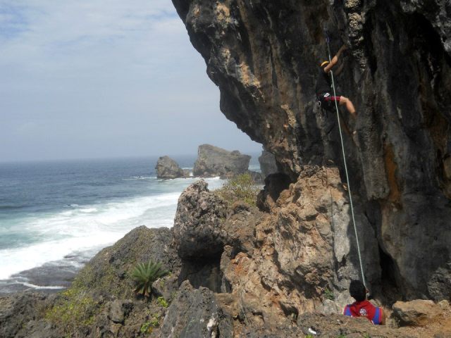 Aksi panjat tebing di Pantai Siung, 1. Pantai Pok Tunggal, 2. Pantai Siung, 3. Pantai Indrayanti (Pantai Pulang Sawal), 4. Pantai Baron, 5. Pantai Jogan, 6. Pantai Sundak, 7. Pantai Krakal, 8. Goa Gelatik, 9. Air Terjun Sri Gethuk, 10. Gua Seropan, 11. Gua Jomblang, 12. Cave Tubing Kalisuci, 13. Gunung Nglanggeran, 14. Pantai Sadranan, 15. Bukit Bintang, 16. Pantai Ngobaran, 17. Pantai Gesing, 18. Bukit Kosakora, 19. Pantai Wedi Ombo, 20. Pantai Slili, 21. Pantai Timang, 22. Pantai Jungwok, 23. Rafting di Kali Oyo Gunungkidul, 24. Pantai Seruni, 25. Pantai Drini, 26. Pantai Sepanjang, 27. Goa Bribin, 28. Goa Kalisuci Gunung Kidul, 29. Alun-alun Wonosari (Alun-alun Pemda), 30. Pantai Kukup, Desa Kemadang, Kecamatan Tanjungsari, 31. Embung Batara Sriten, 32. Pantai Sadeng, 33. Goa Cokro, 34. Goa Lowo, 35. Pantai Ngrenehan, 36. Gua Maria Tritis, 37. Desa Wisata Jelok, 38. Desa Wisata Nglanggeran, 39. Goa Jomblang – Grubug, 40. Goa Paesan, 41. Gunung Patuk atau Bukit Hargodumilah, 42. Gunung Gambar, 43. Telaga Jonge, 44. Dam Beton Indah dan Bendungan Simo, 45. Rest Area Bunder, 46. Goa Cerme, 47. Goa Langse, 48. Pantai Ngandong, 49. Gunung Kendil, 50. Goa Cokakan, 51. Gunung Api Purba Nglanggeran, 52. Bengawan Solo Purba (Telaga Suling), 53. Desa Wisata Umbulrejo, 54. Kawasan Karst Pegunungan Sewu, 55. Telaga Kemuning, 56. Hutan Wanagama, 57. Situs Gambirowati atau Pesanggrahan Gambirowati, 58. Goa Jlamprong, Goa Gesing, Goa Sinden, 59. Desa Wisata Bejiharjo, 60. Desa Wisata Bleberan, 61. Desa Wisata Mojo, 62. Desa Wisata Bobung, 63. Desa Wisata Wonosadi, 64. Desa Wisata Garotan, 65. Lembah Karst Mulo, 66. Hutan Bunder, 67. Hutan Wonosadi, 68. Situs Megalitik Sokoliman, 69. Situs Gunungbang, 70. Pertapaan Kembang Lampir, 71. Pantai Nguyahan, 72. Goa Rancang Kencono