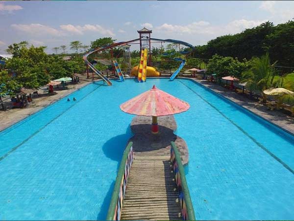 Bermain Air di Waterboom Tirto Nirmolo via instagram.com @khojim