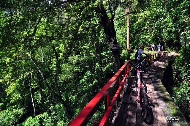 Jembatan romantis, Rute menuju lokasi wisata Curug Lawe, Peta Menuju Objek Wisata Curug Lawe, Jalur Menuju ke Lokasi Wisata Curug Lawe, Aliran Sungai dari Wisata Alam Curug Lawe, Waktu Terbaik Berkunjung ke Curug Lawe, Tips Penting Wisata ke Curug Lawe, Harga Tiket Masuk Objek Wisata Curug Lawe, Foto Keindahan Curug