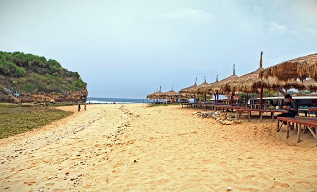 Gazebo di Pantai Drini Gunungkidul, 1. Pantai Pulang Sawal, 2. Pantai Pok Tunggal, 3. Pantai Wedi Ombo, 4. Pantai Siung, 5. Pantai Kukup, 6. Pantai Sundak, 7. Pantai Baron, 8. Pantai Sepanjang, 9. Pantai Sadranan, 10. Pantai Ngobaran, 11. Pantai Parangtritis, 12. Pantai Nglambor, 13. Pantai Drini, 14. Pantai Wediombo, 15. Pantai Glagah, 16. Pantai Jogan, 17. Pantai Krakal, 18. Pantai Depok, 19. Pantai Ngrenehan, 20. Pantai Parangkusumo, 21. Pantai Timang, 22. Pantai Nguluran, 23. Pantai Watu Kodok, 24. Pantai Pandansari, 25. Pantai Kesirat, 26. Pantai Goa Cemara, 27. Pantai Pasir Kadilangu, 28. Pantai Sadeng, 29. Pantai Jungwok